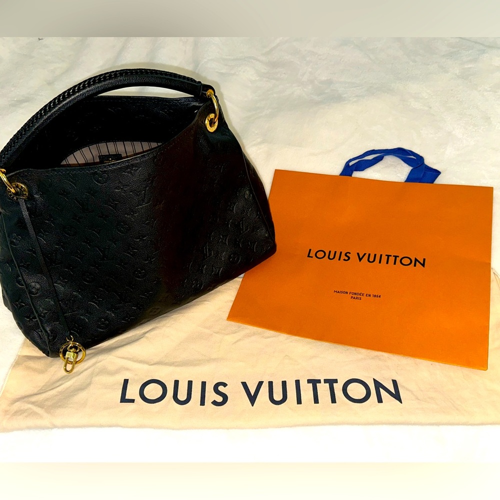 Louis Vuitton Artsy MM in black